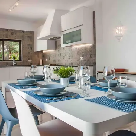 Luxurious With A Beautiful Garden And Private Pool Casa vacanze